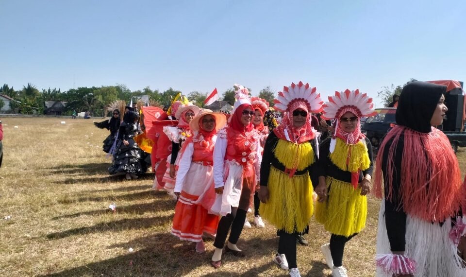 Peserta karnaval yang memakai baju sampah plastik