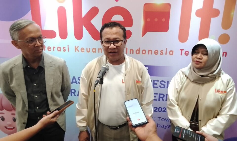 (kiri-kanan) Deni Ridwan Direktur Surat Utang Negara, Adi budiarso Kepala Pusat Kebijakan Sektor Keuangan dan
Yani Farida Analis Kebijakan Keuangan Madya saat di kampus Unair, Kamis (7/8/2023). (foto: hari)