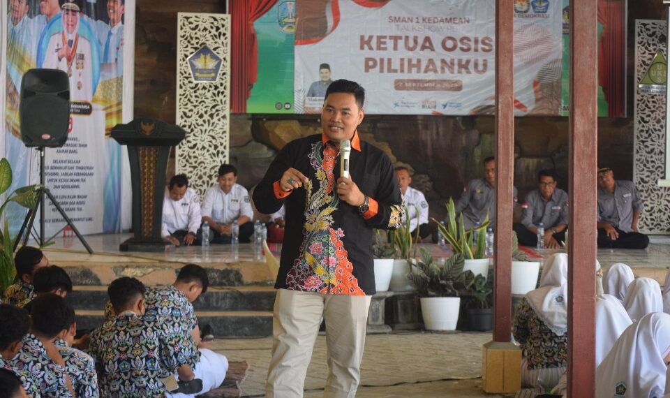 Komisioner KPU Gresik Makmun sedang sosialisasi didepan siswa SMAN Kedamean