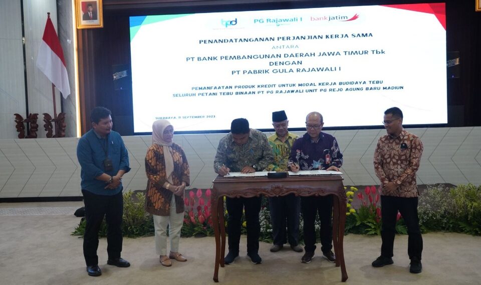 Dukung Petani Tebu Madiun, Bank Jatim Kembali Lakukan Penandatanganan Perjanjian Kerja Sama dengan PT PG Rajawali I 1 Bank Jatim saat kerjasama PT PG Rajawali l