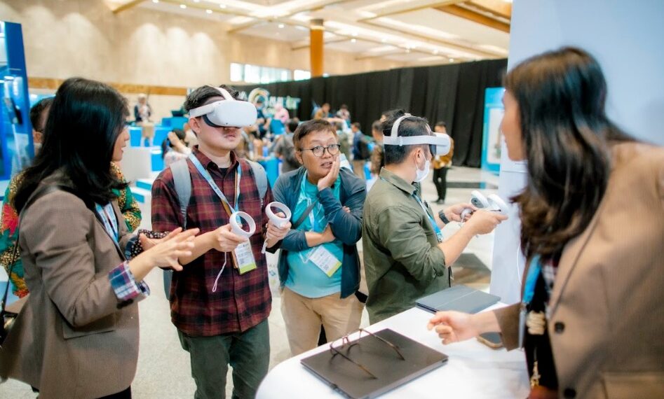 Pengunjung mencoba Virtual Reality di bidang industri ketenagalistrikan pada pameran Nusantara Power Connect 2023. (ist)