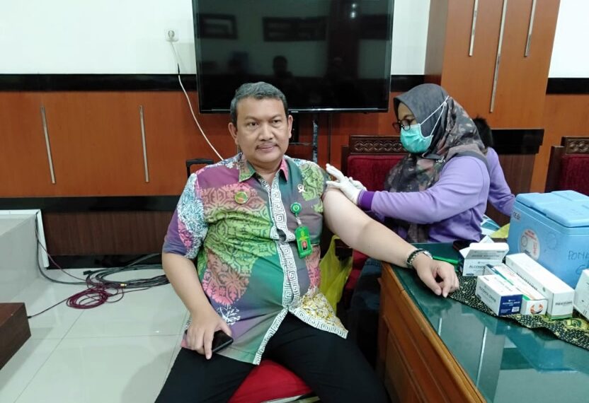 Ketua PN/PHI Gresik, Agus Walujo Thjahjono, SH.MHum saat melakukan vaksin Inavac