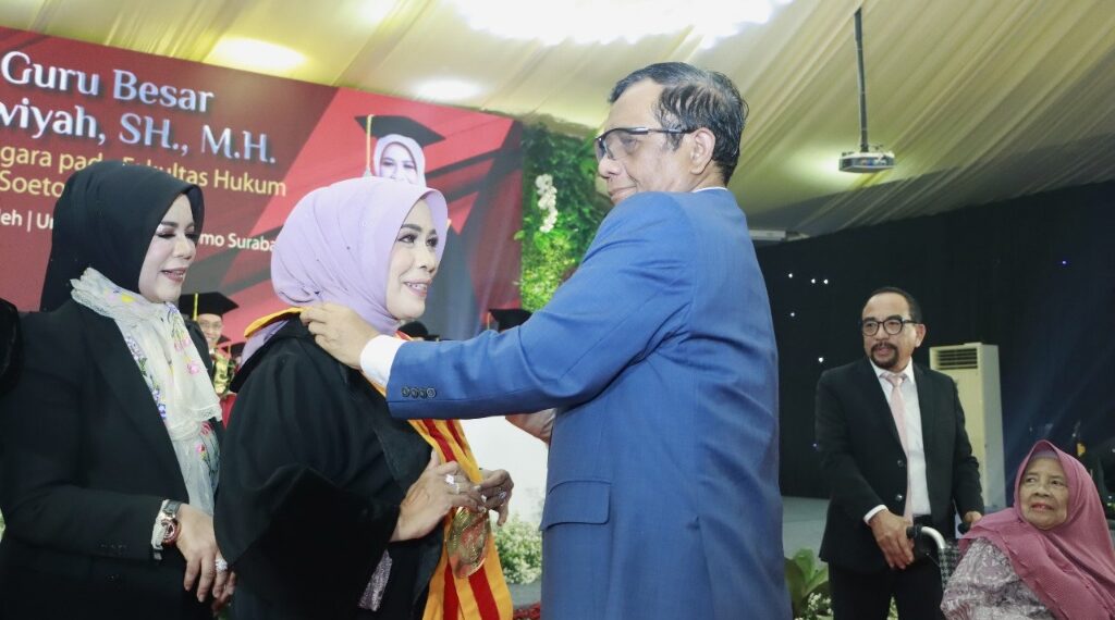 Rektor Unitomo Siti Marwiyah Raih Gelar Profesor 1 Mahfud MD mengalungkan Gordon Guru Besar Prof. Dr. Siti Marwiyah, S.H., M.H., Guru Besar Bidang Ilmu Hukum Tata Negara Fakultas Hukum Unitomo. (ist)