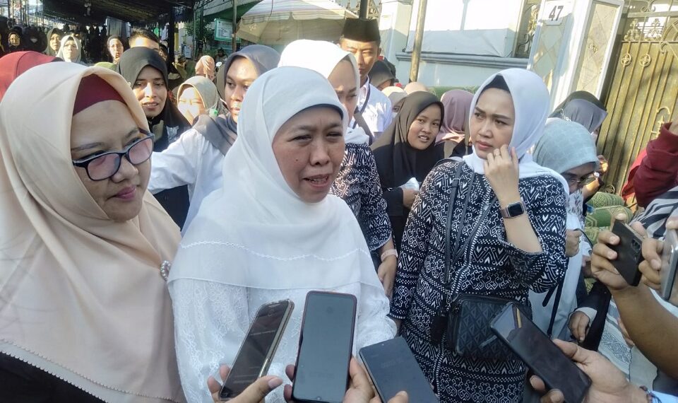 Gubernur Jatim bersama ribuan jamaah di kawasan makam Malik Ibrahim