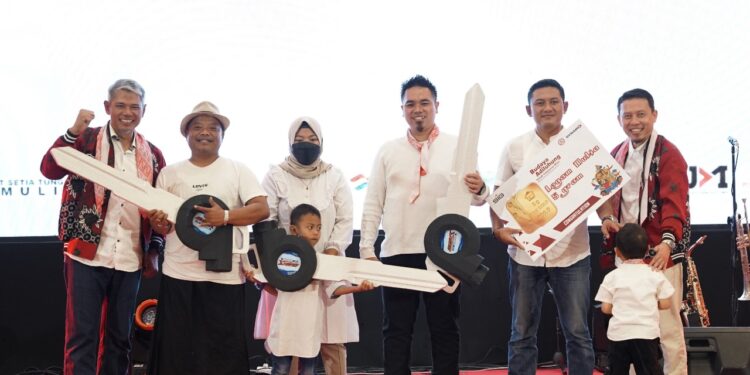 Dirut PT Semen Gresik M Supriyadi (kiri) memberikan hadiah doorprize sepeda motor sebagai apresiasi bagi para pemenang program spot selling atas pembelian semen kantong terbanyak di The Sunan Hotel Solo, Jawa Tengah, Selasa (26/9/2023). (ist)