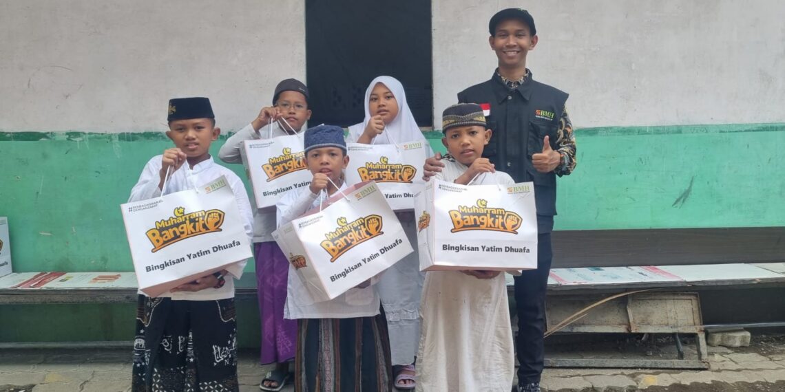 Laznas BMH Bagikan Bingkisan Muharram ke 1.313 Anak Yatim & Dhuafa di Jatim 1 Amelia Widya (10): Alhamdulillah senang bisa dapat bingkisan dari kakak-kakak BMH. Terima kasih kak. (ist)