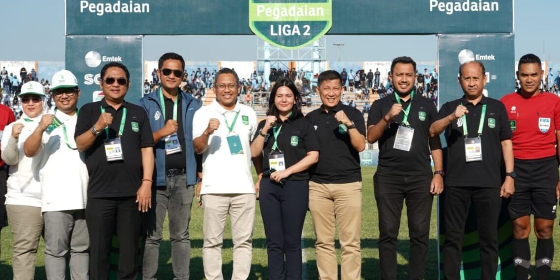 Kick Off Pegadaian Liga 2 Musim 2023/2024 resmi dimulai. Direktur Utama PT Pegadaian Damar Latri Setiawan bersama Wakil Ketua Umum II PSSI Ratu Tisha Destria di Stadion Surajaya Lamongan, Minggu (10/9/2023). (ist)