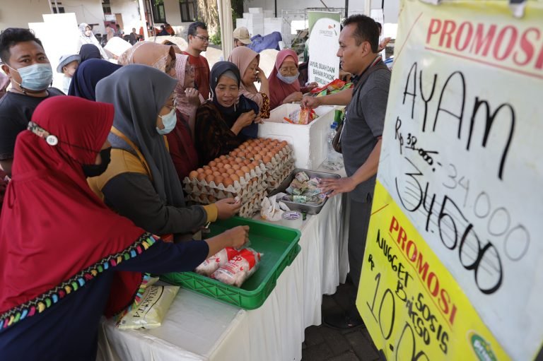 Pemkot Surabaya Gulirkan Gerakan Pangan Murah (GPM) di Kec. Karangpilang 1 Kegiatan Gerakan Pangan Murah (GPM) di kantor Kecamatan Karangpilang, Surabaya, Rabu (13/9/2023). (ist)