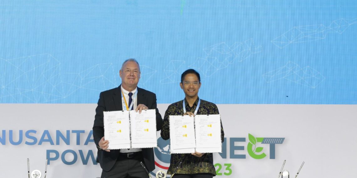 Direktur Pengembangan Bisnis dan Niaga PT PLN NP, Muhamad Reza (kanan) bersama Mr. Erwin Vanderkerff, Presdir PT Wartsila Indonesia on behalf of PT Wartsila Indonesia Representacao Permanente.