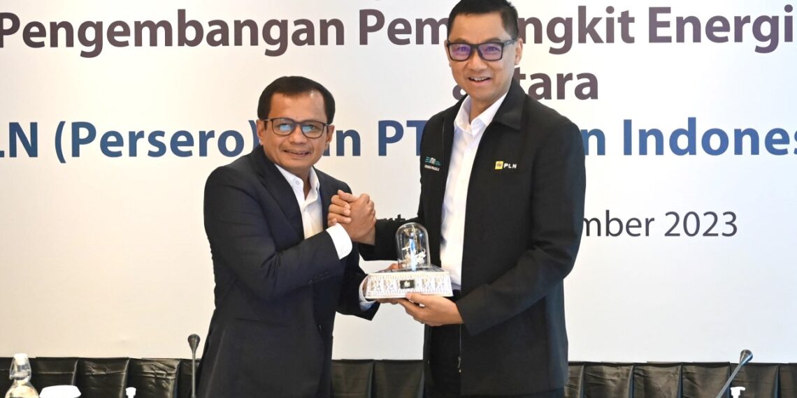 Dirut SIG Donny Arsal (kiri) bersama Dirut PLN Darmawan Prasodjo melakukan Penandatanganan MoU Pengembangan Pembangkit Energi Terbarukan di kantor pusat PLN, Jakarta, Senin (18/9/2023). (ist)