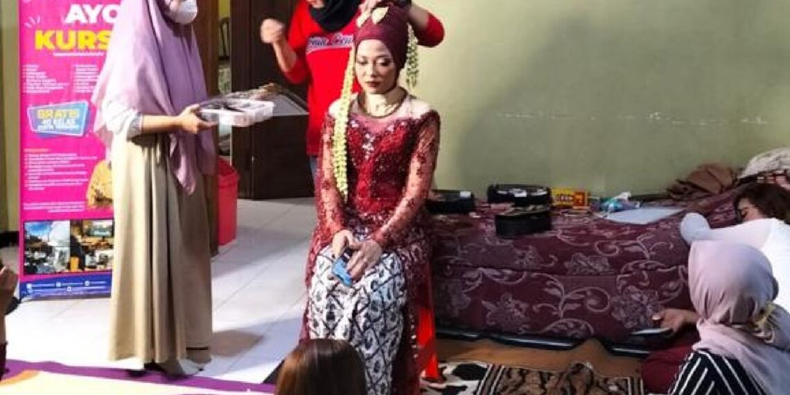 Para peserta antusias mengikuti kursus rias pengantin (MUA)