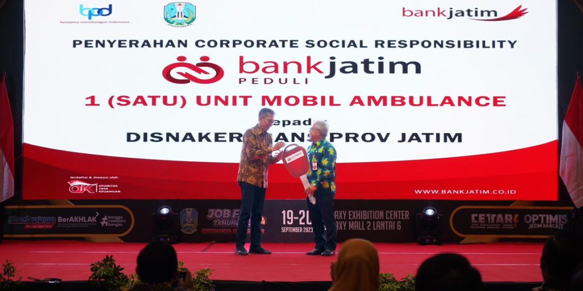 Bank Jatim saat serahkan CSR ke Disnakertrans