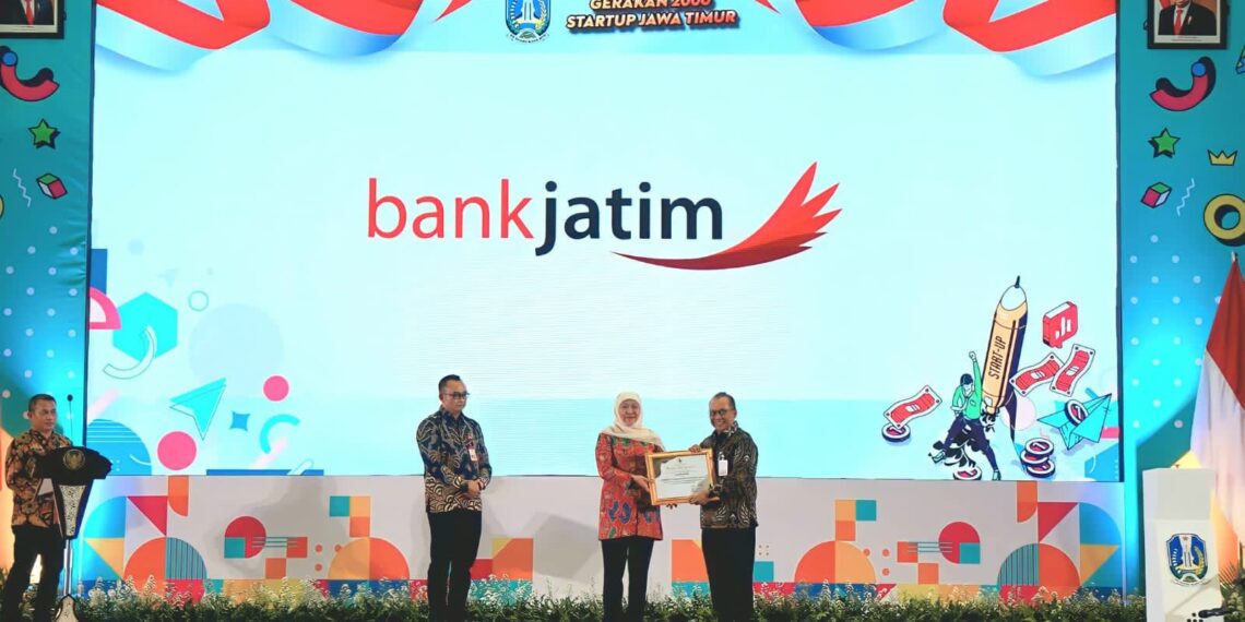 Bank Jatim saat terima penghargaan
