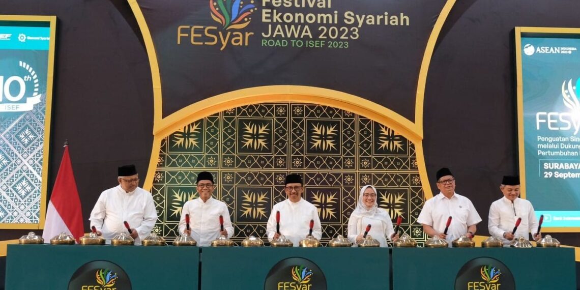 Opening Festival Ekonomi Syariah (FESyar) Jawa di atrium Pakuwon Mall Surabaya, Senin (29/9/2023). (foto: hari)