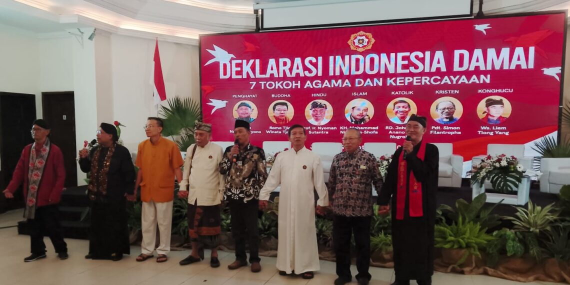 7 tokoh perwakilan agama di Indonesia saat menandatangani Deklarasi Indonesia Damai, Jumat (29/9/2023) malam. (foto2: hari)