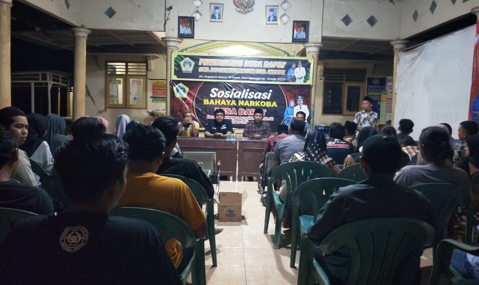 Pemdes Dapet Bersama BNN Gresik Ajak Warganya Cegah Peredaran Narkoba 1 Pemdes Dapet berdama BNN saat memberikan sosialisasi bahaya narkona di balai desa