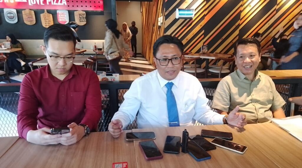 Setiyawan (kanan) dan kuasa hukumnya Anthonius Adhi Soedibyo, S.H., M.Hum. dari Firma Hukum ANSUGI LAW (tengah) saat jumpa media. (foto: hari)