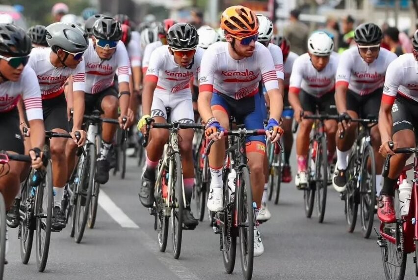 Aksi para pembalap Tour of Kemala Banyuwangi