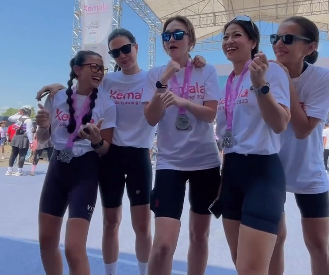 Jadi Peserta Tour of Kemala Banyuwangi, Artis Luna Maya dan Nirina Zubir Banyak Disapa Warga 1