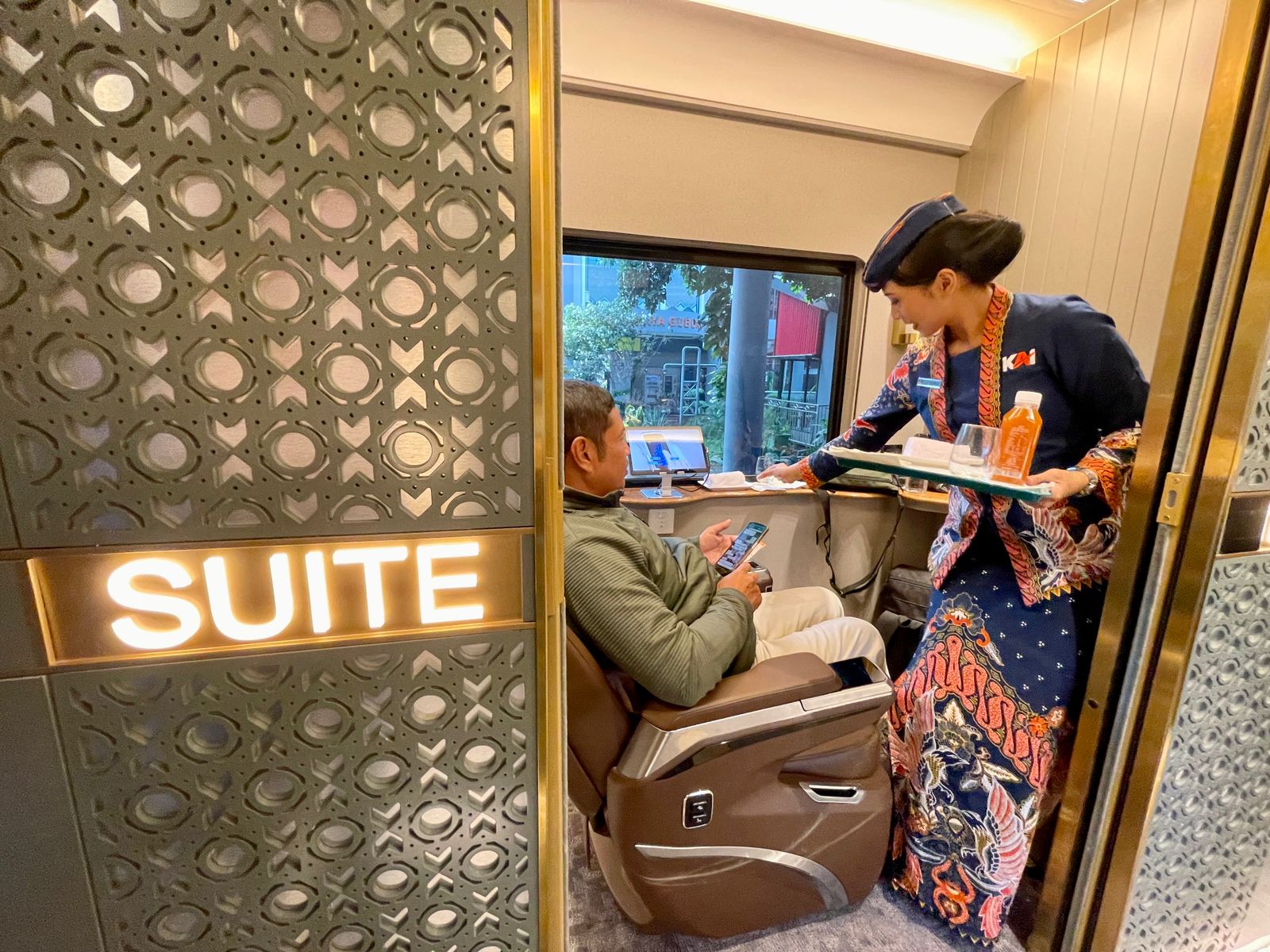Kereta Suite Class Compartment Mulai Beroperasi, Simak Fasilitas & Jadwal Keberangkatannya 2 Kereta Suite Class Compartment Mulai Beroperasi, Simak Fasilitas & Jadwal Keberangkatannya 1