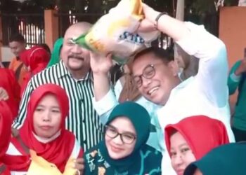 Wali Kota Surabaya Eri Cahyadi saat meninjau Gerakan Pangan Murah, Senin (16/10/2023) di halaman Kantor Kec. Sukomanunggal, Surabaya. (ist)