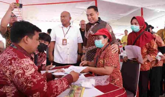 Ribuan Buruh Pabrik Rokok Terima BLT dari Pemkot Surabaya 1 Wali Kota Surabaya Eri Cahyadi meninjau penyaluran rokok di PT HM Sampoerna Tbk, Jl. Raya Kalirungkut Surabaya, Senin (2/10/2023). (ist)