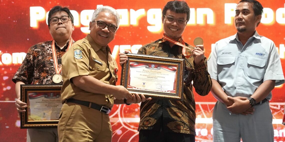 GM of Mining & Raw Material SIG Suharyanto (3 kiri) menerima Penghargaan Produktivitas Kompetisi 5R/5S Antar Perusahaan di Jatim 2023 medali emas dari Kadisnakertrans Jatim Himawan Estu Bagijo (2 kiri) di Hotel Mercure Grand Mirama, Surabaya, Selasa (10/10/2023). (ist)