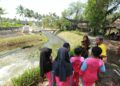 Siswa siswi yang turut merawat daerah aliran sungai di Banyuwangi