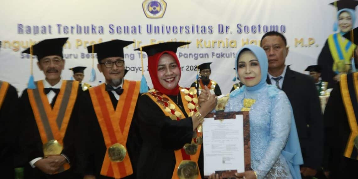 Rektor Unitomo Prof. Dr. Siti Marwiyah, S.H., M.H., menyerahkan SK Guru Besar ke Prof. Dr. Ir. Fadjar Kurnia Hartati, M.P., Guru Besar Bidang Teknologi Pangan Fakultas Pertanian Unitomo. (ist)