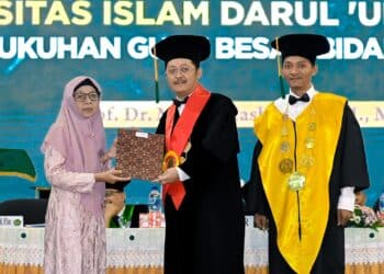 Pengukuhan dilakukan Ketua Badan Pembina PP LPIS Darul Ulum Lamongan, Dra. Hj. Siti Djamilah kepada Prof. Afif yang merupakan Profesor pertama yang dimiliki UNISDA. (ist)