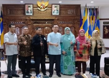 Rektor Unair, Prof. Dr. M Nasih, S.E., M.T., Ak. bersama 6 guru besar baru usai konferensi pers, Selasa (24/10/2023). (foto: hari)