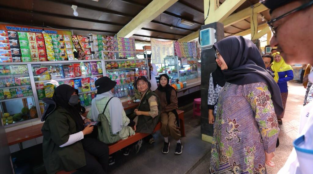 Ipuk Fiestiandani saat minanjau usaha mikro di Banyuwangi