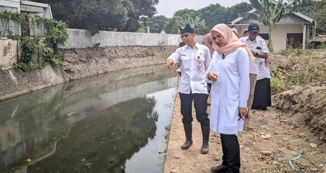 Ipuk Fiestiandani bersama Guntur Priambodo saat meninjau lokasi rawan banjir di Kampung Lebak