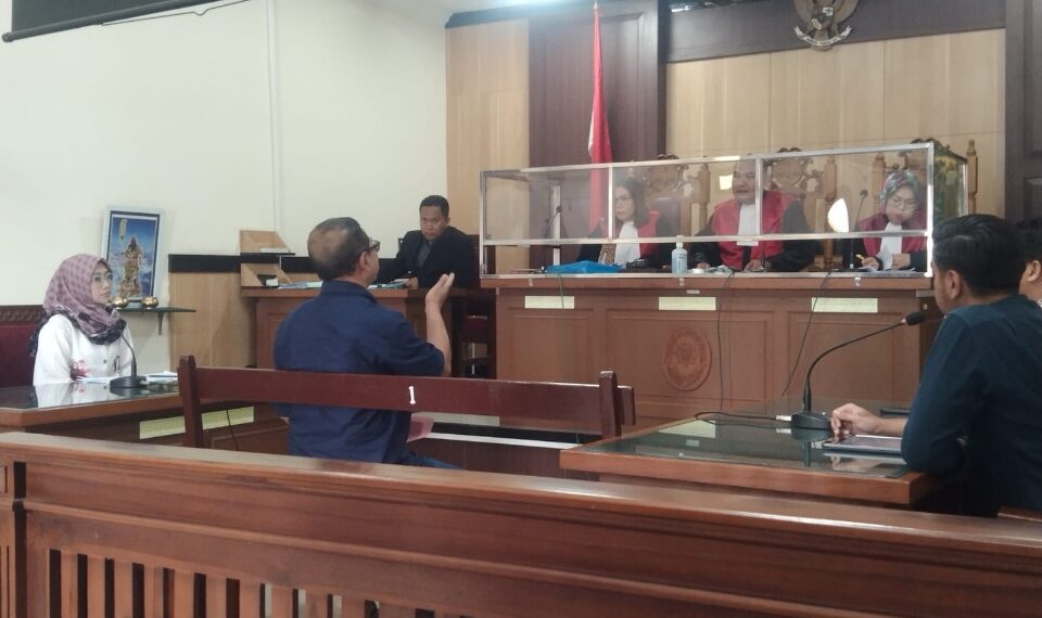 Ahli hukum perdata, Prof. Dr. Ari Purwadi, SH., M.Hum., C.C.D., C.M.C saat memberikan keterangan di depan Majelis hakim