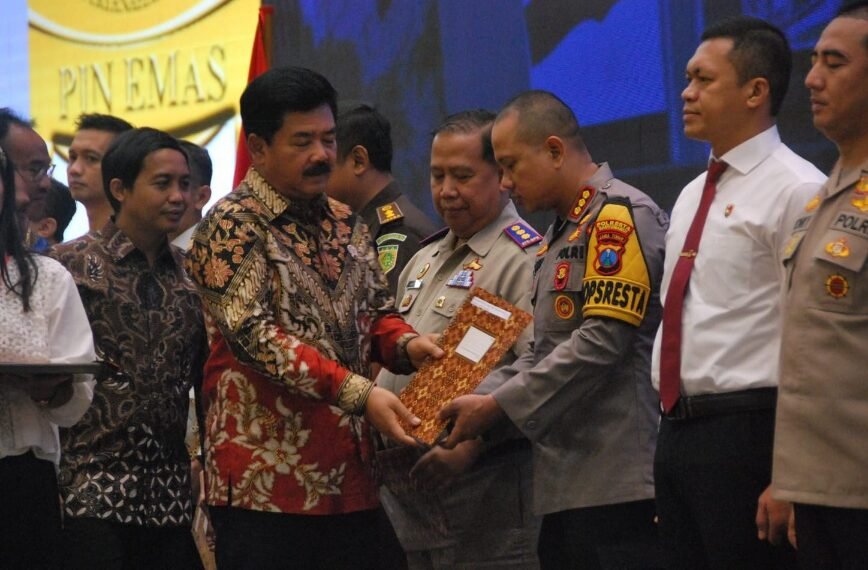 Hadi Tjahjanto menyerahkan piagam penghargaan kepada Kombes Pol Deddy Foury Millewa (Ist)