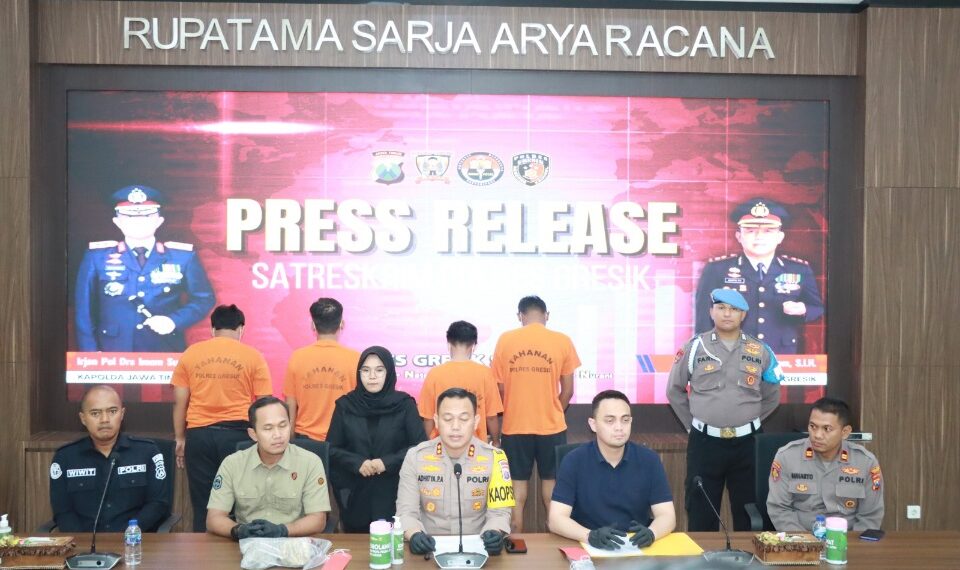 Polres Gresik saat menetapkan 8 tersangka kasus kerusuhan di Gelora Joko Samudra Gresik