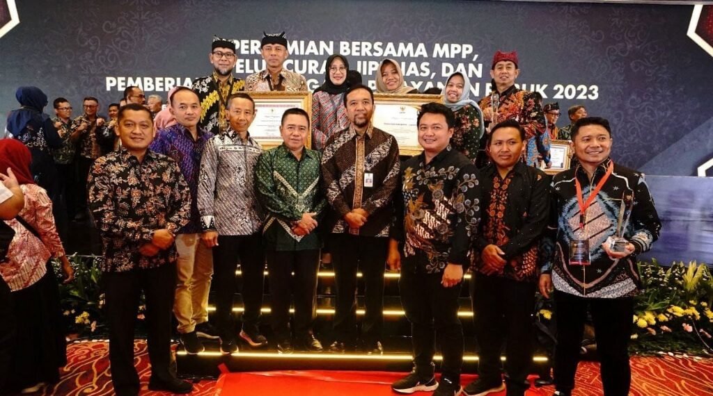 Ipuk Fiestiandani bersama jajaran Kepala SKPD usai menerima penghargaan