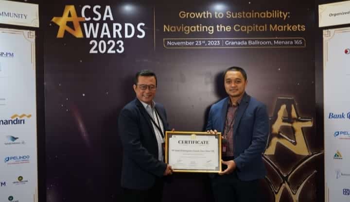 Bank Jatim Terima Penghargaan CSA Awards 2023 1 Bank Jatim saat terima penghargaan