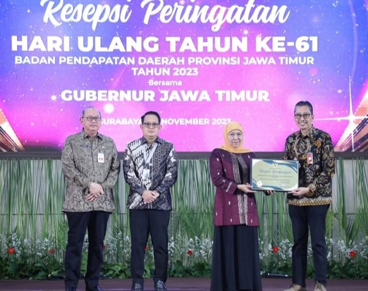 Peduli Pajak, Bank Jatim Terima Penghargaan dari Bapenda Jawa Timur 1 Bank Jatim saat terima penghargaan