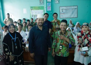 Tim Kanwil DJP Jatim I saat sosialisasi inklusi kesadaran pajak kepada 30 perwakilan santri Ponpes Shobrul Ma’arif di Surabaya, Selasa (28/11/2023). (ist)