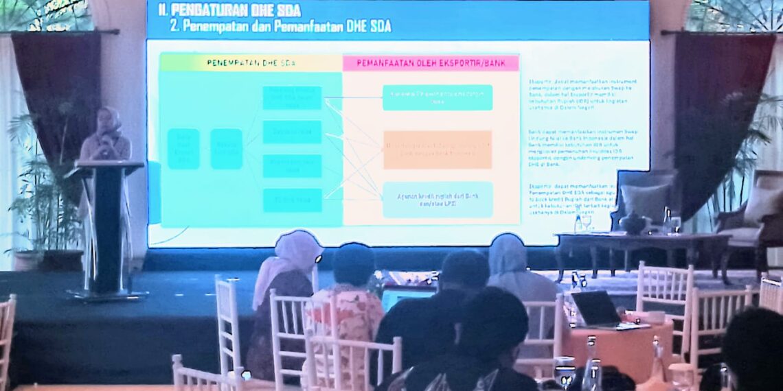 Assisten Manager Departemen Pengelolaan Kepatuhan Laporan BI Mahardynastika Nindyah Hapsari dalam Capacity Building BI Jatim di Magelang, Selasa (14/11/2023). (foto: hari)