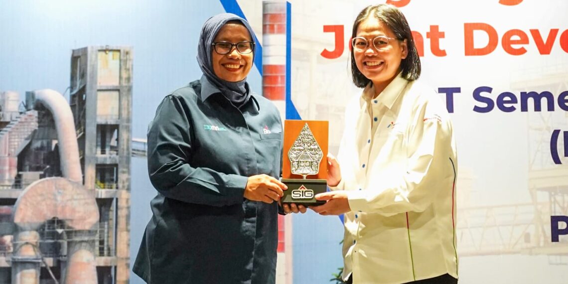 Direktur Operasi SIG Reni Wulandari (kiri) dan Direktur Sales & Marketing PT Pertamina Lubricants Sari Istiani Rachmi usai penandatanganan MoU di Yogyakarta, Jumat (17/11/2023). (ist)