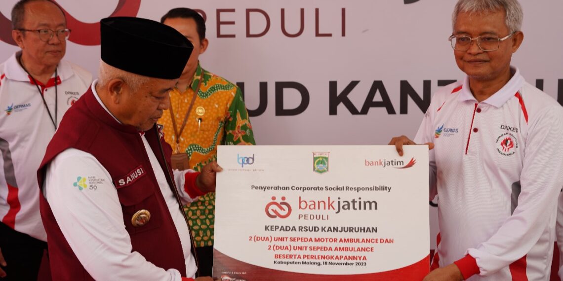 Bank Jatim saat serahkan CSR