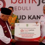 Bank Jatim saat serahkan CSR