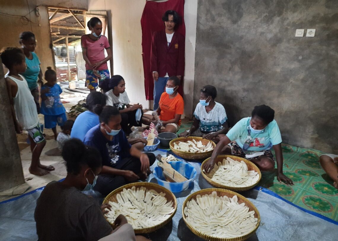 Anggota Kelompok Wanita TAni (KWT) Yahet sedang menerima materi produksi keripik pisang dan dodol  dari Narasumber. dok
