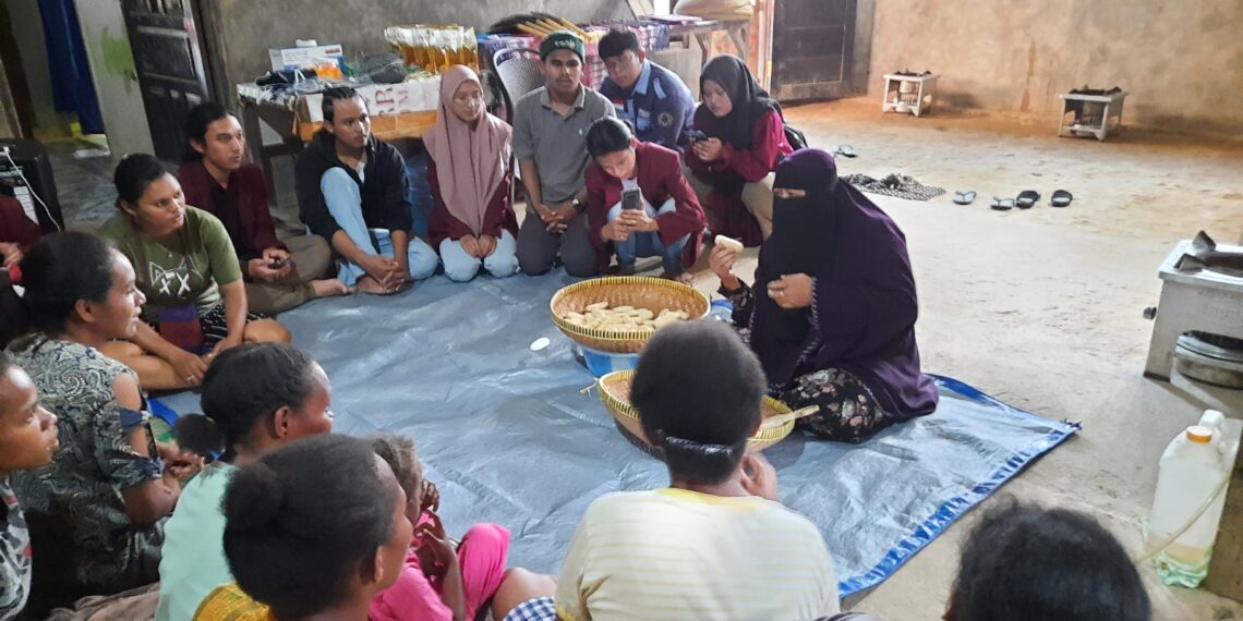 Lewat PPK Ormawa, Unimuda Sorong Jadikan Desa Klamalu Sebagai Sentra Produk Olahan Pisang 1 Anggota Kelompok Wanita TAni (KWT( Yahet sedang menerima materi produksi keripik pisang dan dodol dari NArasumber