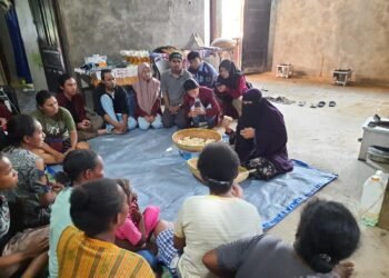 Anggota Kelompok Wanita TAni (KWT( Yahet sedang menerima materi produksi keripik pisang dan dodol  dari NArasumber