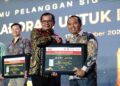 Dirut SIG, Donny Arsal (kiri) memberi penghargaan Best Customer ke pemilik Toko Bangunan Budi Jaya, Chamsu Ghendik di Ballroom Shangri-La Hotel, Surabaya, Jumat (17/11/2023). (ist)