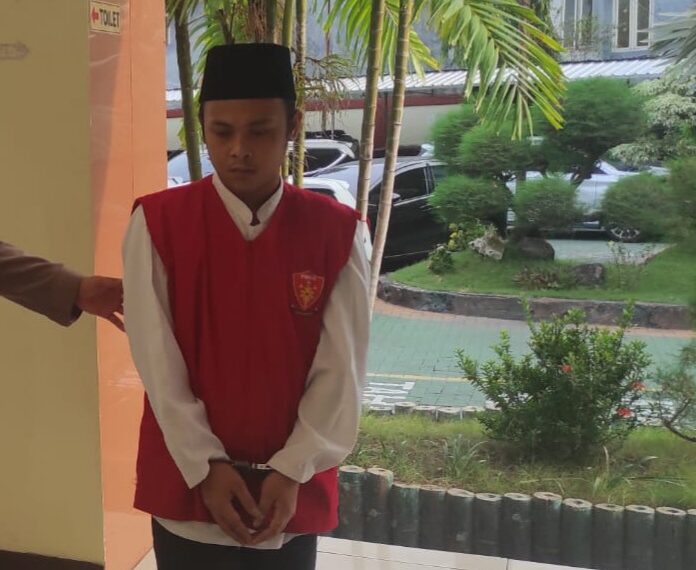 Terdakwa MAT saat selesai sidang tuntutan di PN Gresik