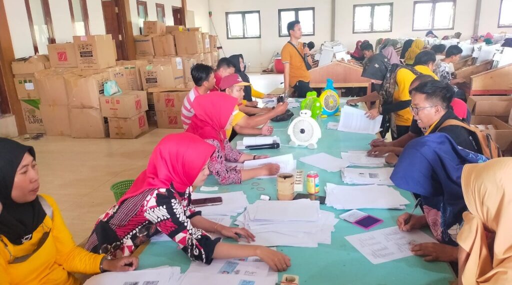 Buruh pabrik rokok dan petani saat menerima bantuan